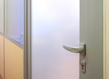 Алюминиевые двери стеклянные в офисе компании 