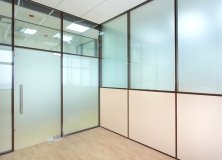 Стеклянные двери и перегородки в офисе компании 